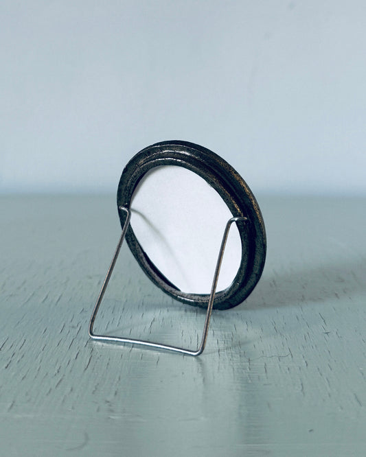 Vintage-style Oval Metal Frame with Floral Print