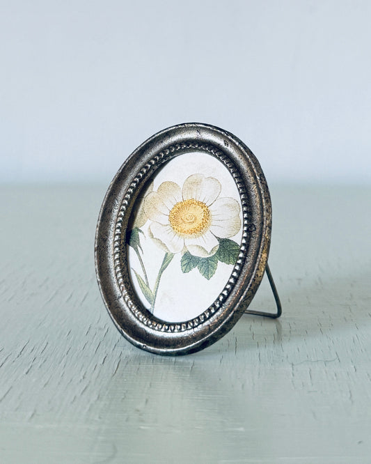 Vintage-style Oval Metal Frame with Floral Print