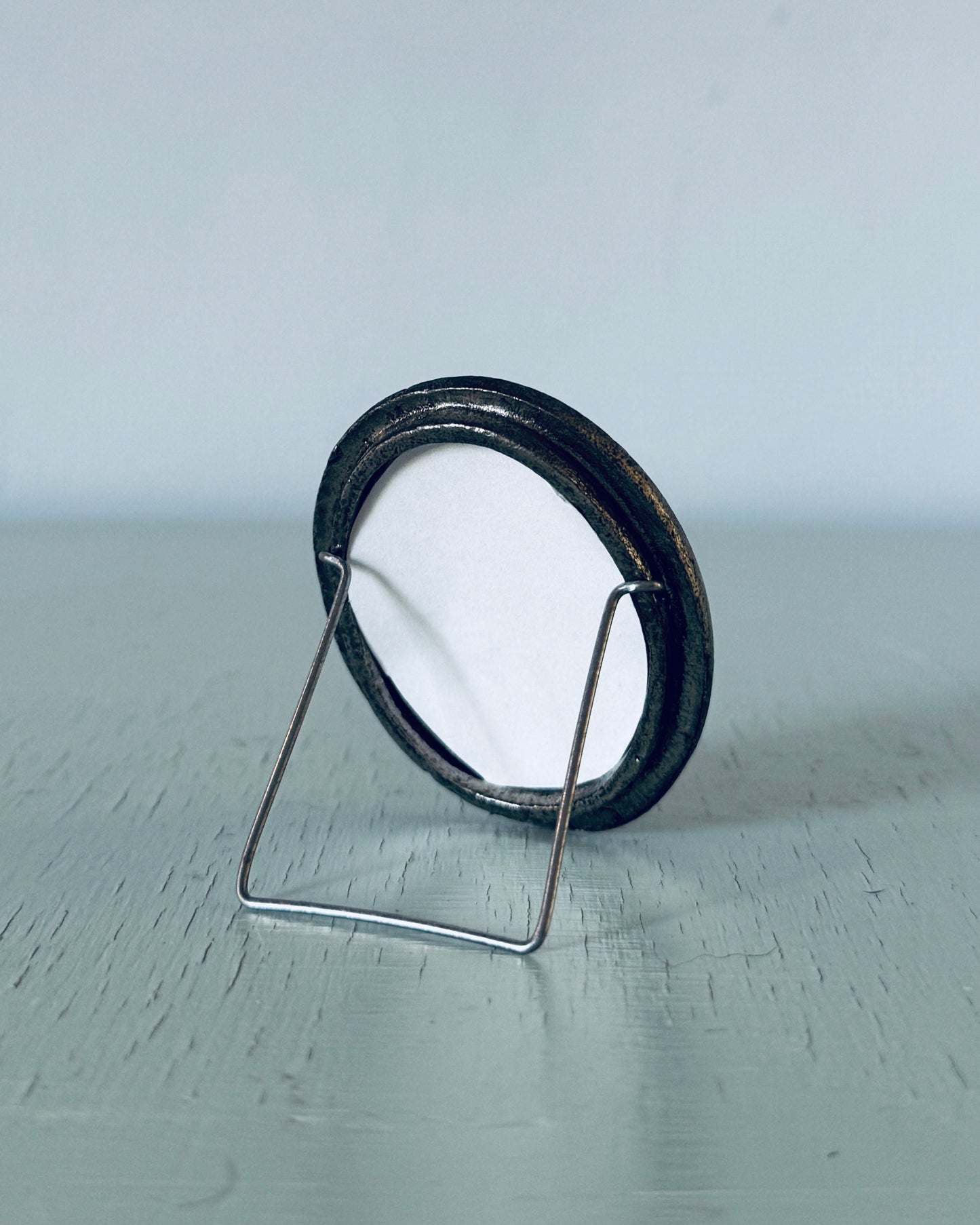 Vintage-style Oval Metal Frame with Floral Print